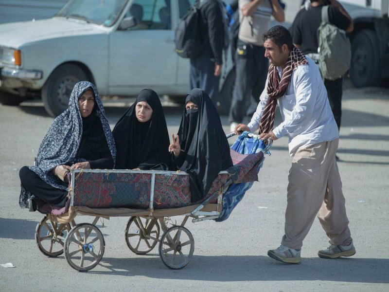 Clausuran 150 comercios en Irán porque empleadas no llevaban velo
