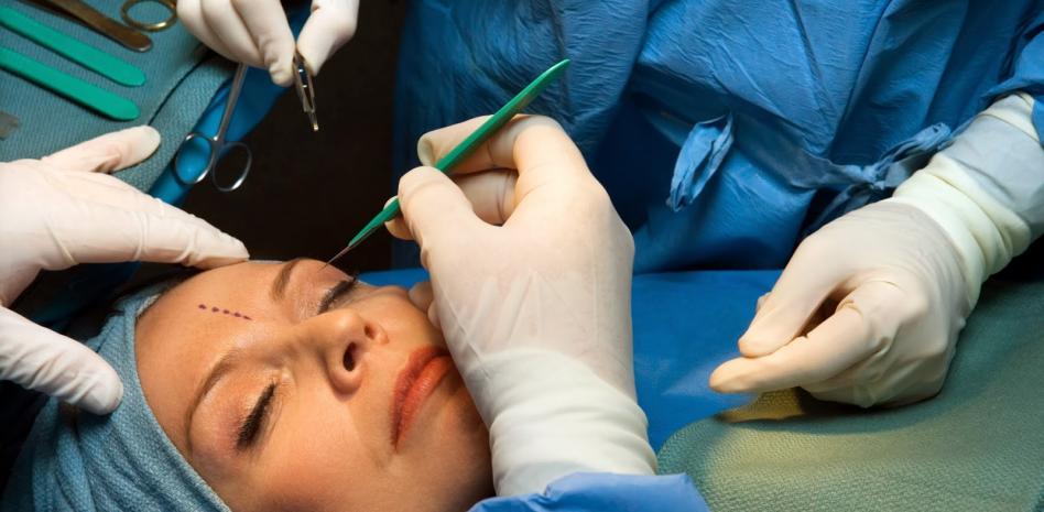 Piden médicos a senadores no aprobar reforma a salud que permite operaciones estéticas