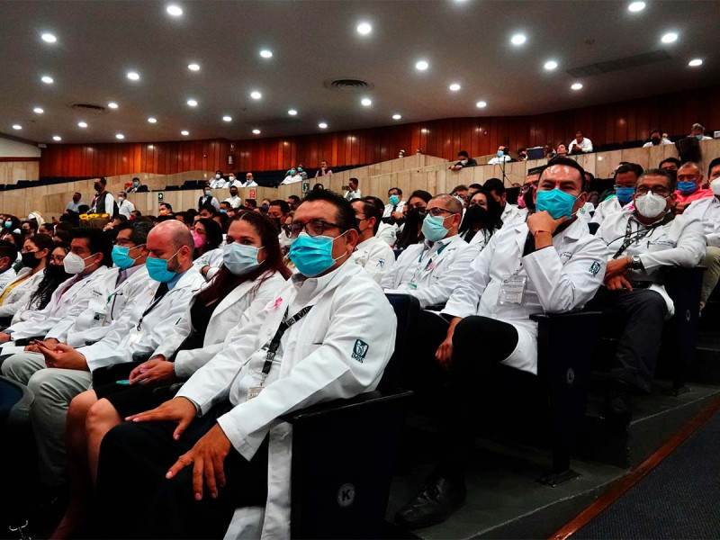 Van 50 médicos jubilados que aceptaron reintegrarse al IMSS-Bienestar