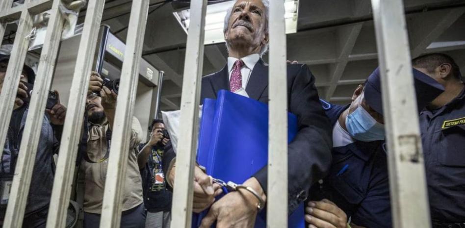 Periodista guatemalteco cumple un año en prisión por críticas al gobierno