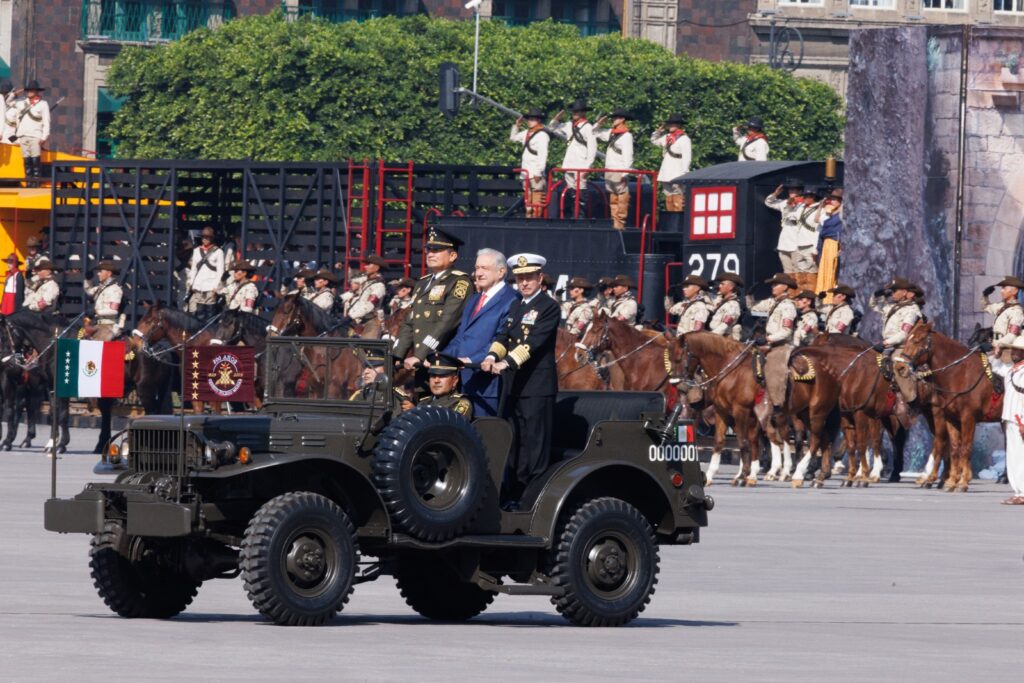 AMLO decreta regreso de trenes de pasajeros durante desfile de la Revolución mexicana