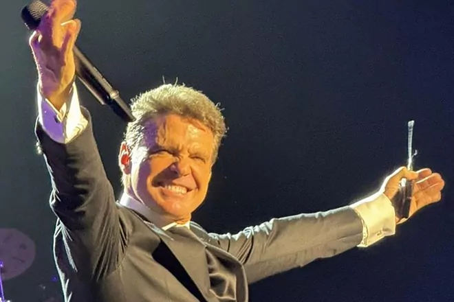 Canelo Álvarez y papá de Checo Pérez acuden a concierto privado de Luis Miguel
