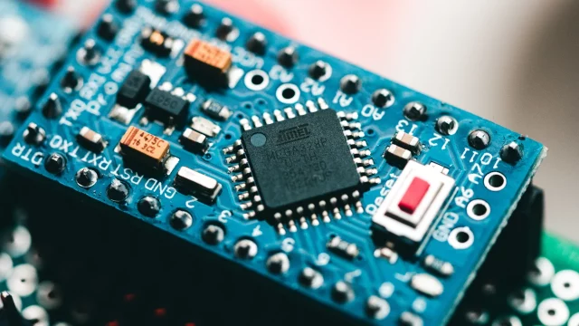 Biden anuncia 162 mdd para expandir fábricas de chips en Colorado y Oregón