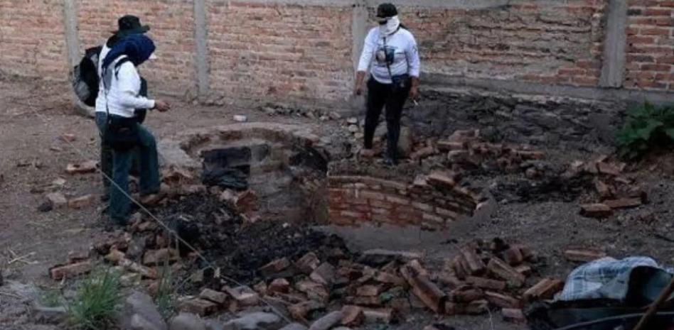 Hallan dos hornos crematorios y fosas clandestinas con restos humanos, en Jalisco