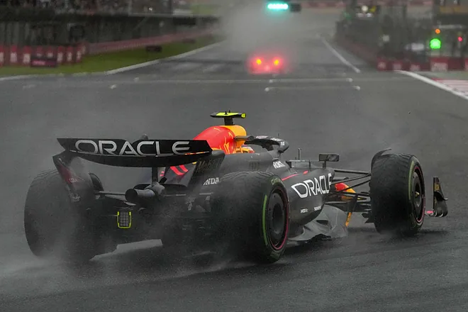 Red Bull no comprende por qué la diferencia del auto de Checo con Verstappen