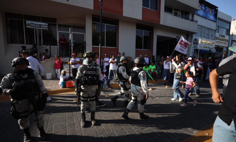 Con fuerte dispositivo de seuridad, realiza mitin en Guanajuato
