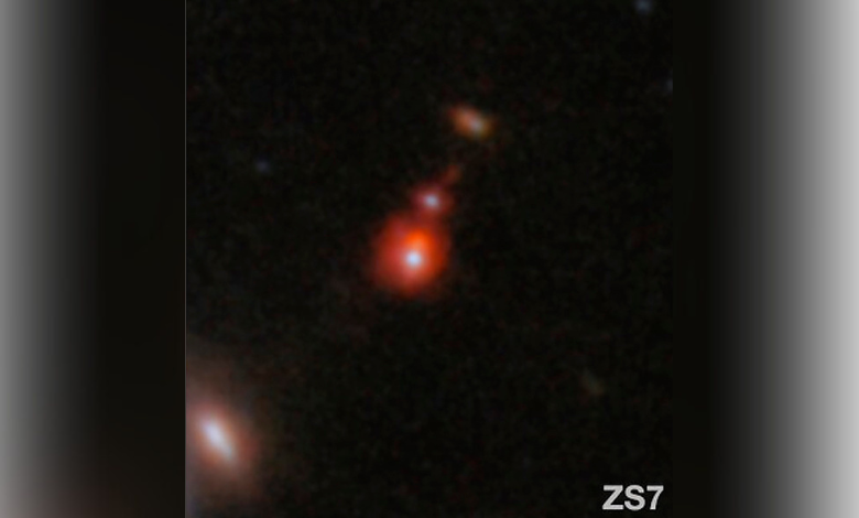 Telescopio Webb descubre fusión de dos enormes agujeros negros que datan del principio del universo