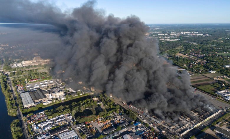 Un incendio devora un centro comercial con 1,400 locales en Varsovia