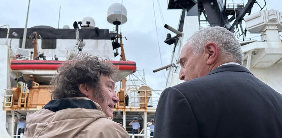 Javier Milei da la bienvenida a un buque de EU que patrullará en el Atlántico sur