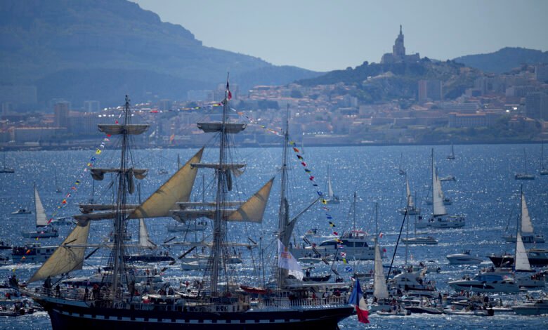 El velero con la llama de los Juegos Olímpicos llega a Marsella