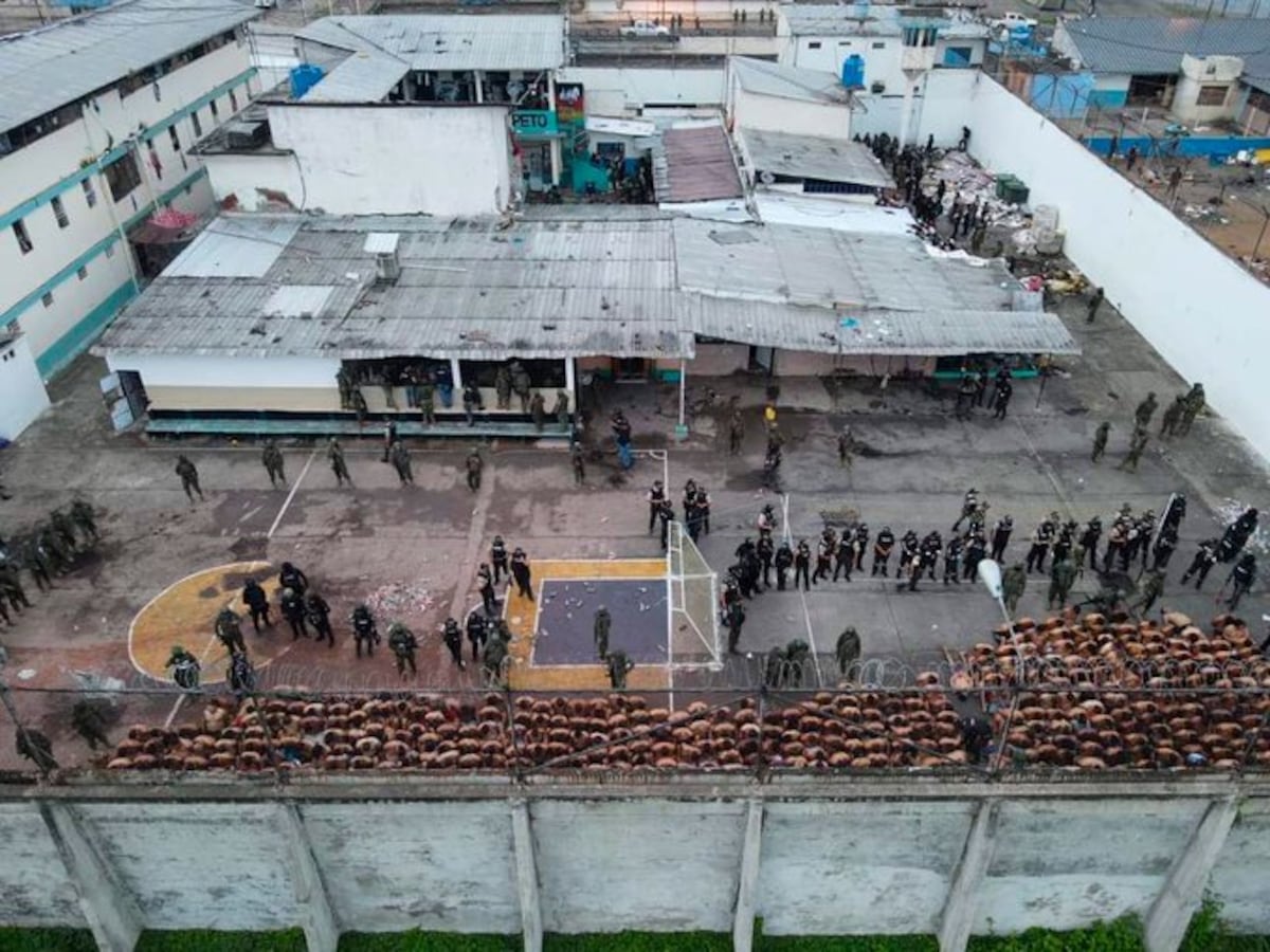 Vuelo de violencia en la oscuridad: tragedia en una prisión ecuatoriana que deja un rastro de muerte y dolor.
