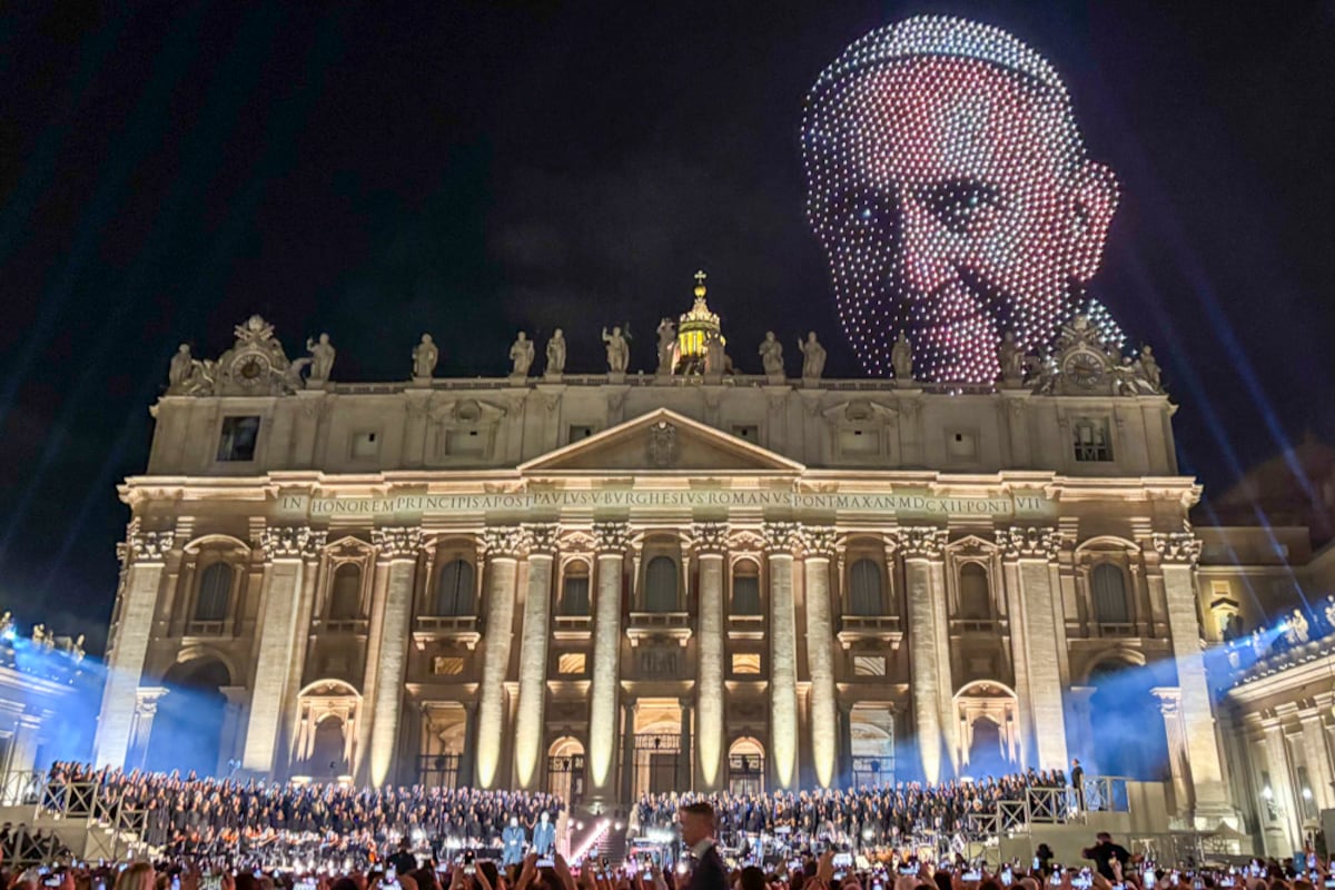 “La Sinfónica del Vaticano se alza con la música en una noche inolvidable: Karol G, Bocelli y tecnología innovadora conjuran un espectáculo sin precedentes en la Ciudad del Santo Padre”