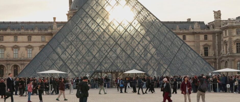 El Secreto Revelador: La Investigación Forense Desvela la Identidad de los Autores del Escandaloso Robo en el Louvre