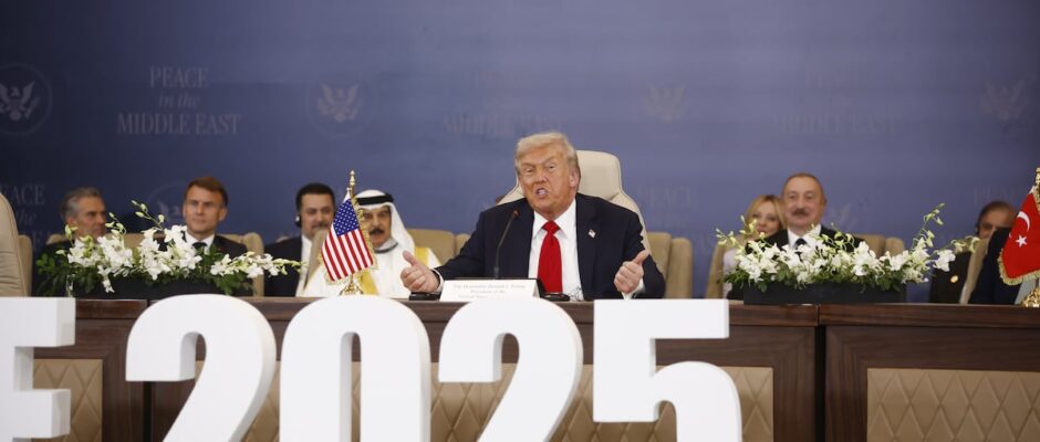 Trump sella un tratado histórico en tono profético: "La espera ha terminado, ha llegado el momento de la reconciliación"