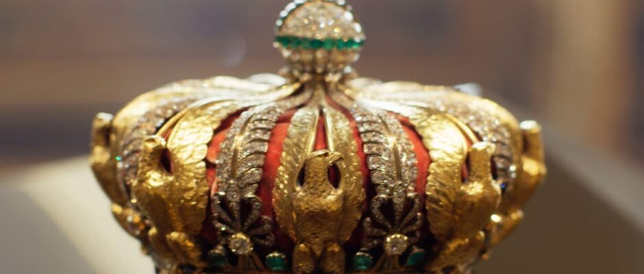 "Un golpe a la historia: Joyas imperiales desaparecen mágicamente del corazón del Louvre"