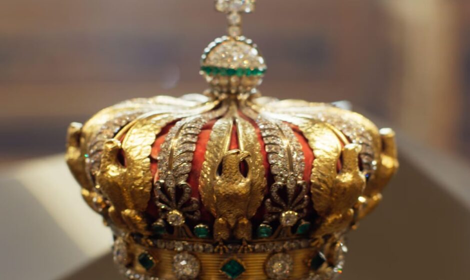 "Un golpe a la historia: Joyas imperiales desaparecen mágicamente del corazón del Louvre"