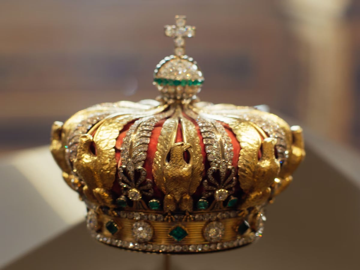 “Un golpe a la historia: Joyas imperiales desaparecen mágicamente del corazón del Louvre”