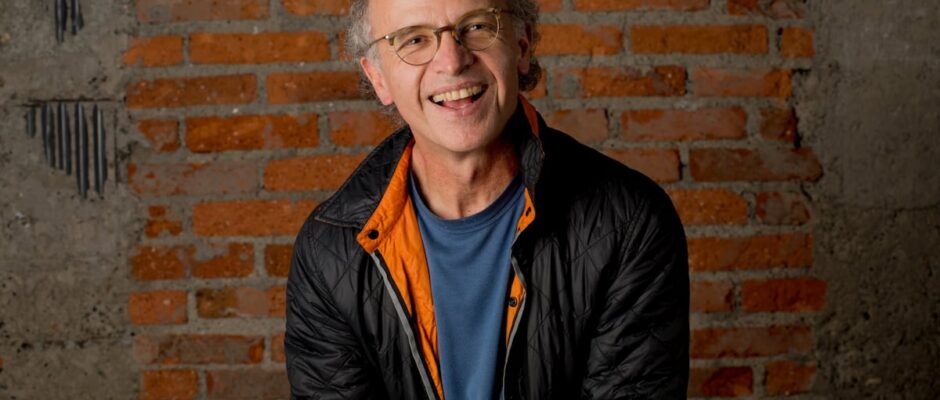 El legado literario de un mito: descubre la obra cinematográfica del nieto de Juan Rulfo, un joven cineasta que hereda el estilo de su abuelo.