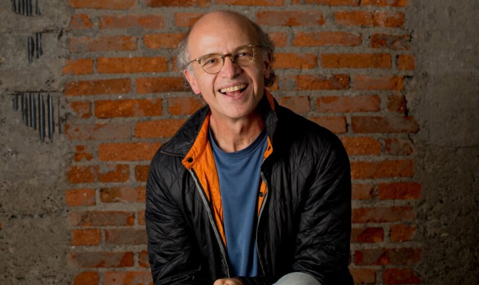 El legado literario de un mito: descubre la obra cinematográfica del nieto de Juan Rulfo, un joven cineasta que hereda el estilo de su abuelo.