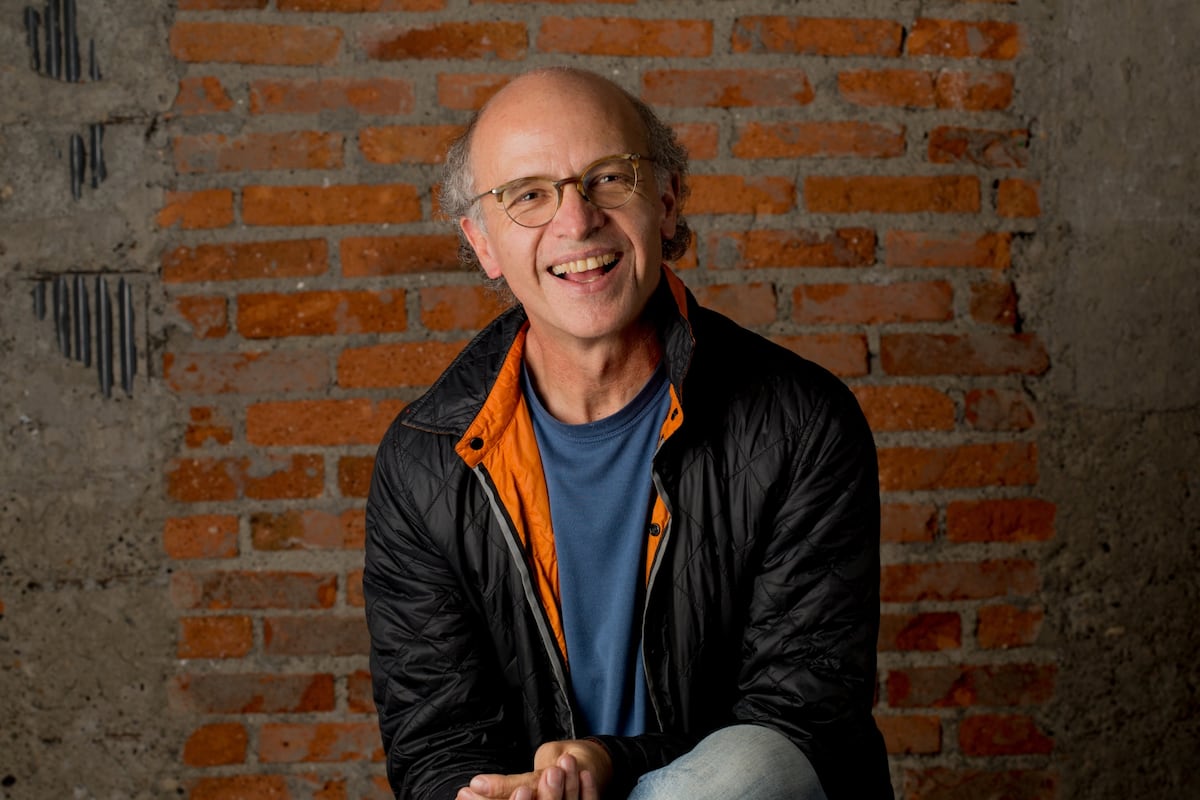 El legado literario de un mito: descubre la obra cinematográfica del nieto de Juan Rulfo, un joven cineasta que hereda el estilo de su abuelo.