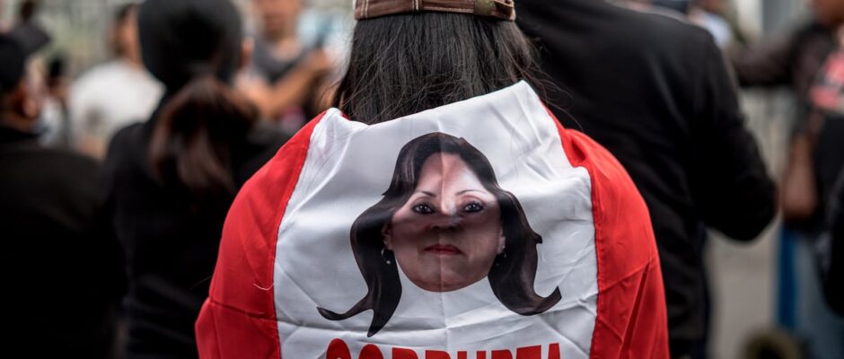 La caída de una líder: Congreso peruano destituye a Dina Boluarte, acusada de inoperancia política y desgobierno institucional.