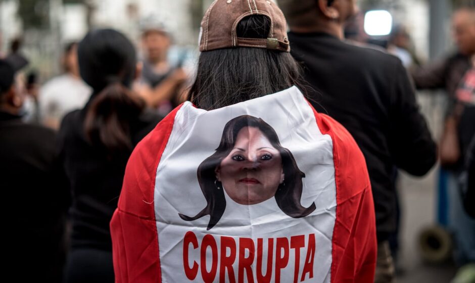La caída de una líder: Congreso peruano destituye a Dina Boluarte, acusada de inoperancia política y desgobierno institucional.