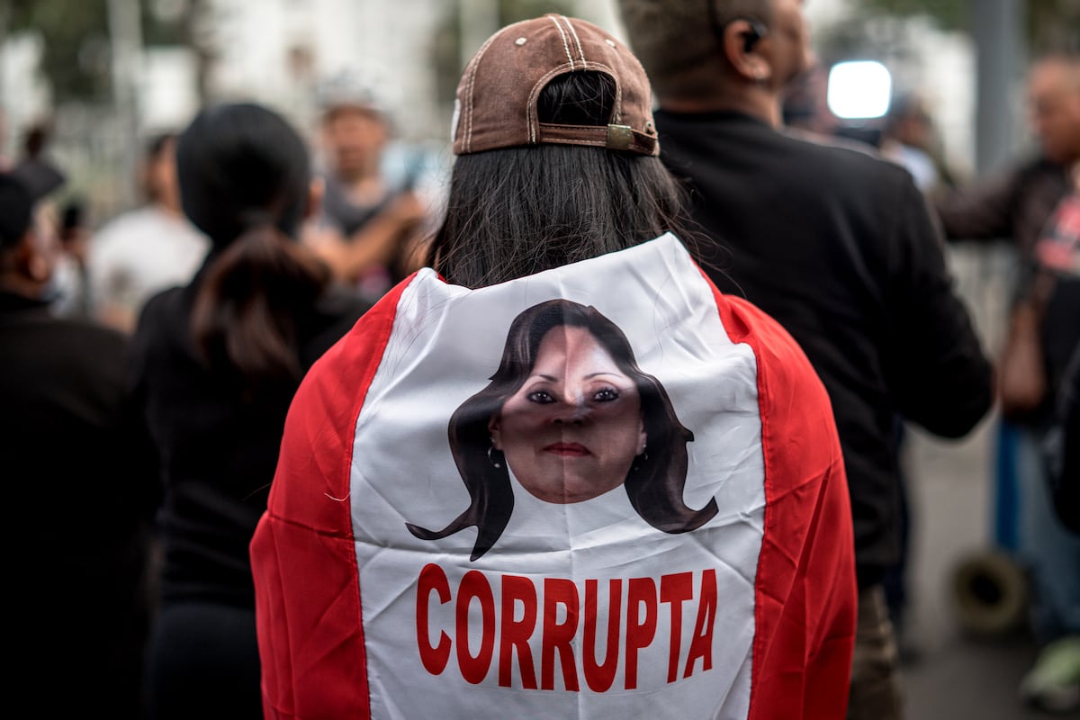 La caída de una líder: Congreso peruano destituye a Dina Boluarte, acusada de inoperancia política y desgobierno institucional.