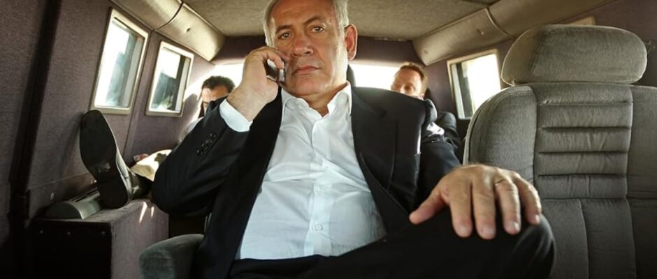 El líder israelí Netanyahu posterga su momento de verdad: una sesión crucial en su juicio por corrupción que podría cambiar el rumbo político y personal de su carrera.