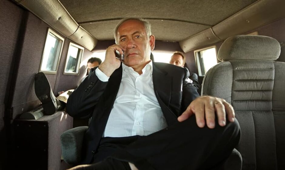 El líder israelí Netanyahu posterga su momento de verdad: una sesión crucial en su juicio por corrupción que podría cambiar el rumbo político y personal de su carrera.