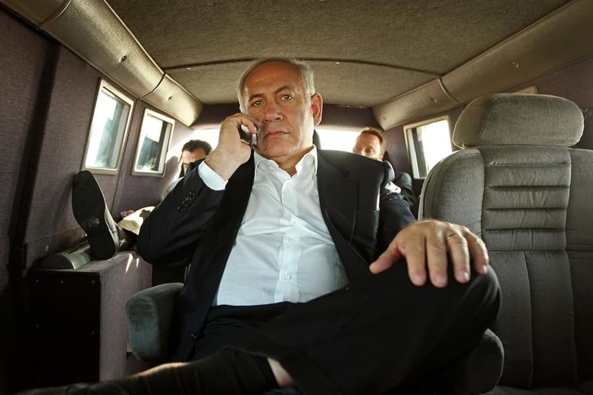 El líder israelí Netanyahu posterga su momento de verdad: una sesión crucial en su juicio por corrupción que podría cambiar el rumbo político y personal de su carrera.