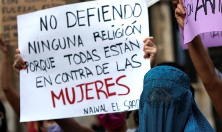 La Lucha Silenciosa de las Mujeres Afganas: Resistencia y Valor en el Rostro del Terror Talibán