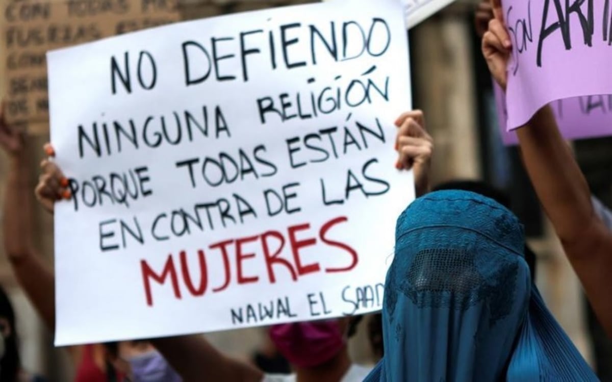 La Lucha Silenciosa de las Mujeres Afganas: Resistencia y Valor en el Rostro del Terror Talibán