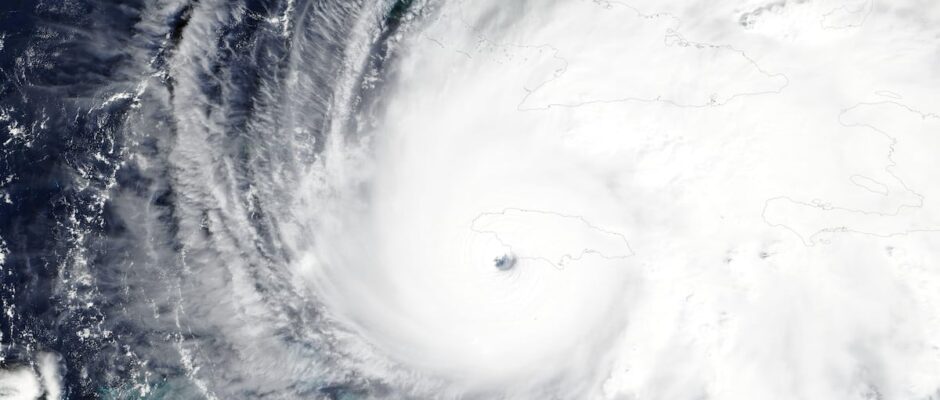 "La furia del mar: Huracán de categoría 4 azota a Jamaica y deja en suspenso a la isla"