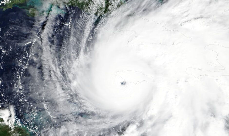 "La furia del mar: Huracán de categoría 4 azota a Jamaica y deja en suspenso a la isla"