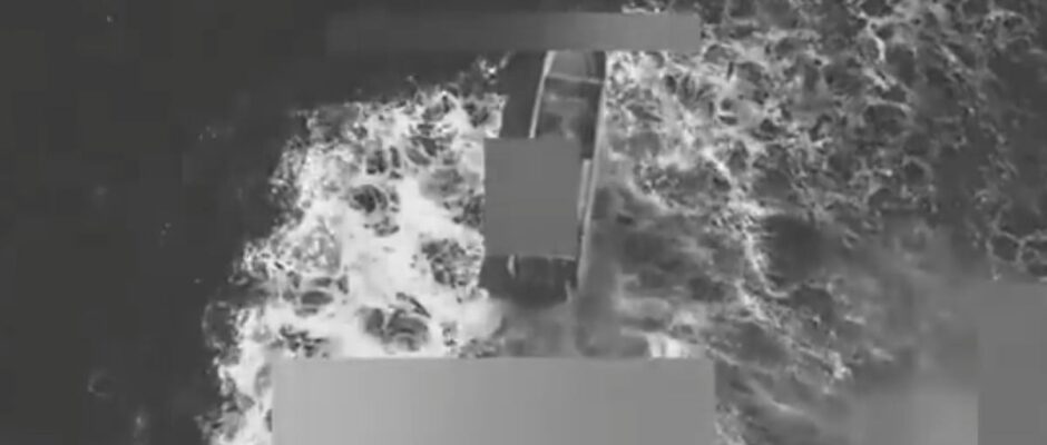 "Pánico en aguas del Pacífico: Ataque naval de EE. UU. deja un barco destruido y dos vidas inocentes arrebatadas"