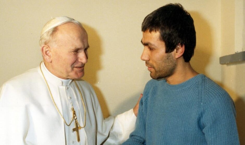 Un intento de reconciliación sorprendente: El asesino que había planeado una tragedia para el Papa Juan Pablo II se reunió con su sucesor, León XVI, en un encuentro que suscita más preguntas que respuestas.