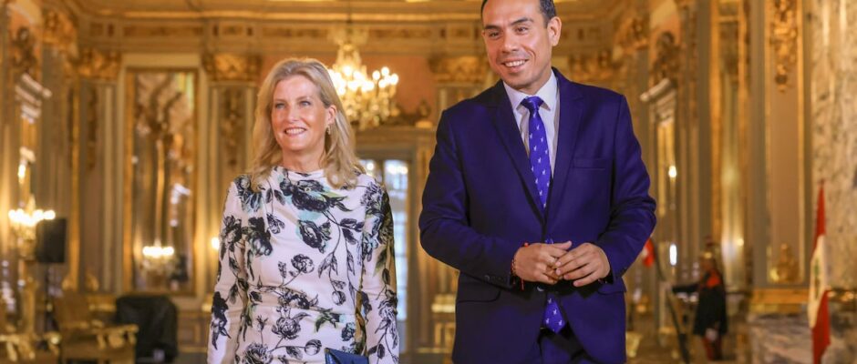 "Crise política en la frontera andina: El presidente peruano ordena una acción drástica para evitar el arresto de su rival político, según fuentes oficiales"