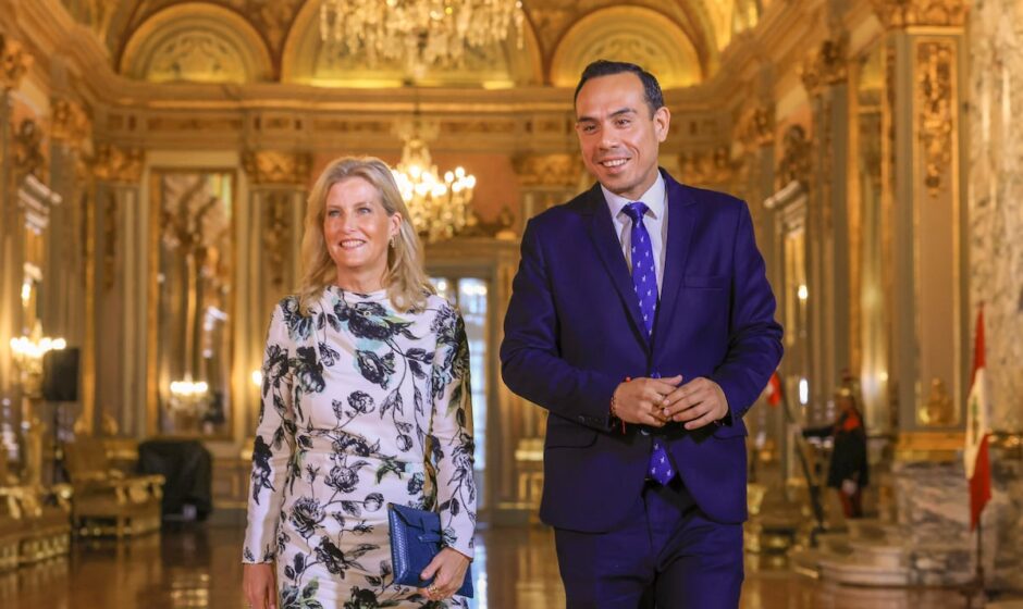 "Crise política en la frontera andina: El presidente peruano ordena una acción drástica para evitar el arresto de su rival político, según fuentes oficiales"