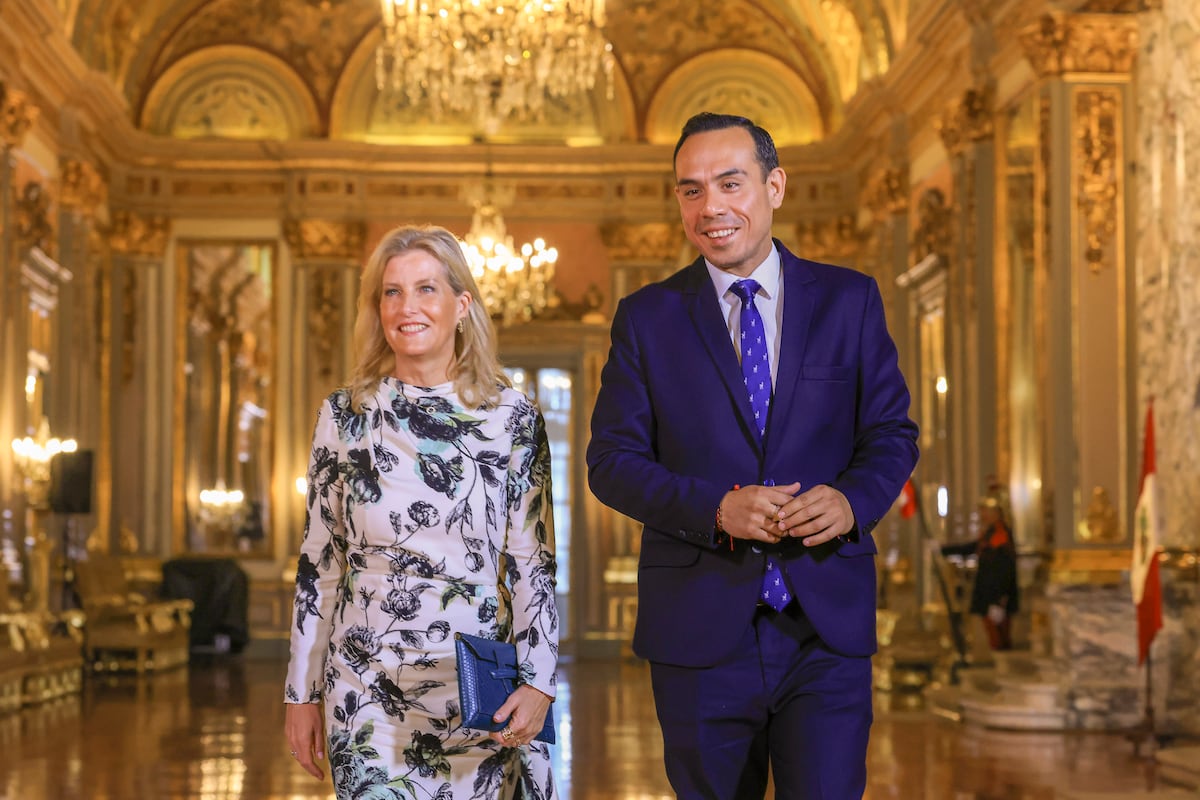 “Crise política en la frontera andina: El presidente peruano ordena una acción drástica para evitar el arresto de su rival político, según fuentes oficiales”