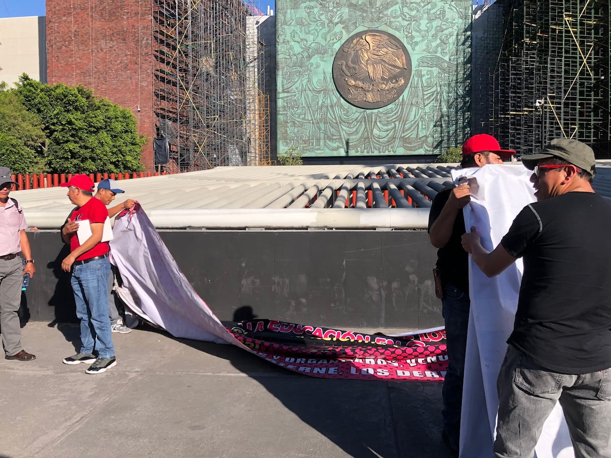 La CNTE Cierra Ruta con Protestas Fieras en Cámara de Diputados después de Dura Huelga de 48 Horas