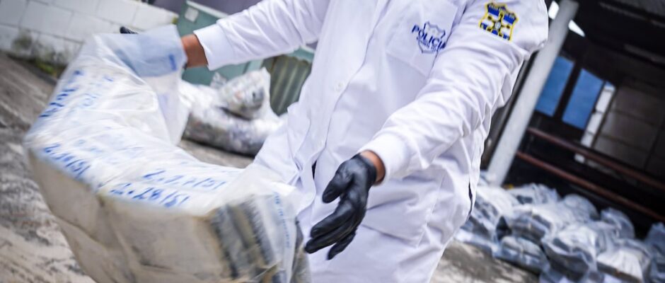 " Operación conjunta logra detener flotilla de droga valuada en millones en la frontera entre Costa Rica y Guatemala"