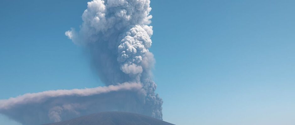 "La Tormenta Subterránea: Erupción Volcánica en Etiopía Lanza Columna de Ceniza Hacia el Cielo, Alcanzando la Altura de un Avión Commercial"