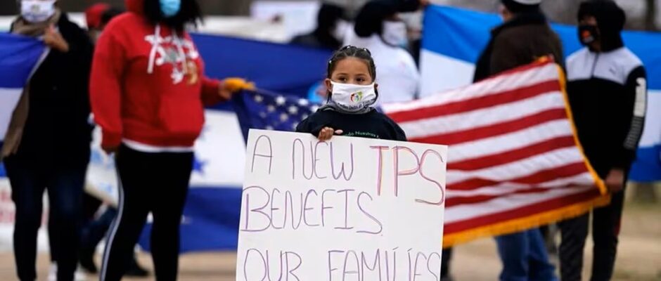 "La amenaza de una gran expulsión: EE.UU. levanta protección a 600,000 venezolanos y activa el riesgo de masivas deportaciones"