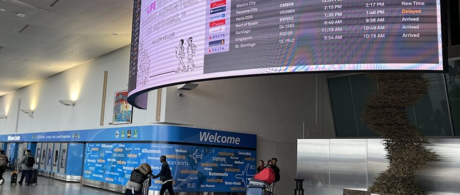 "Parálisis en el cielo azul: El tráfico aéreo se desmorona en el aeropuerto JFK debido al cierre gubernamental"