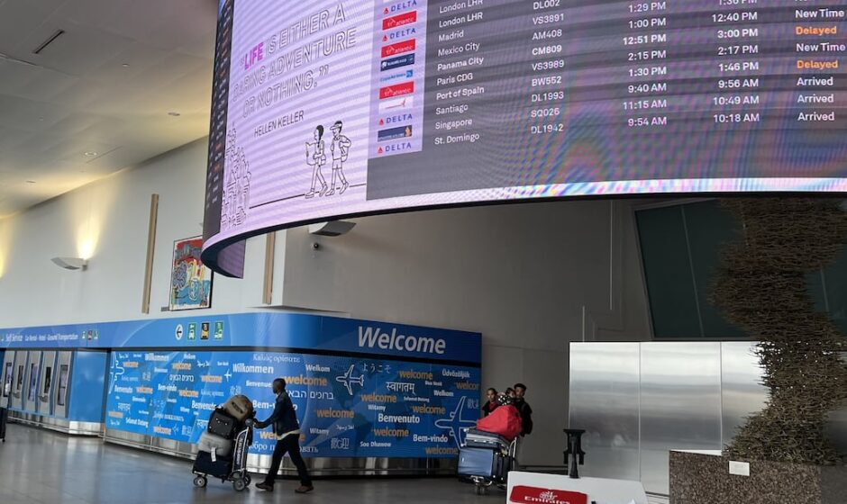 "Parálisis en el cielo azul: El tráfico aéreo se desmorona en el aeropuerto JFK debido al cierre gubernamental"
