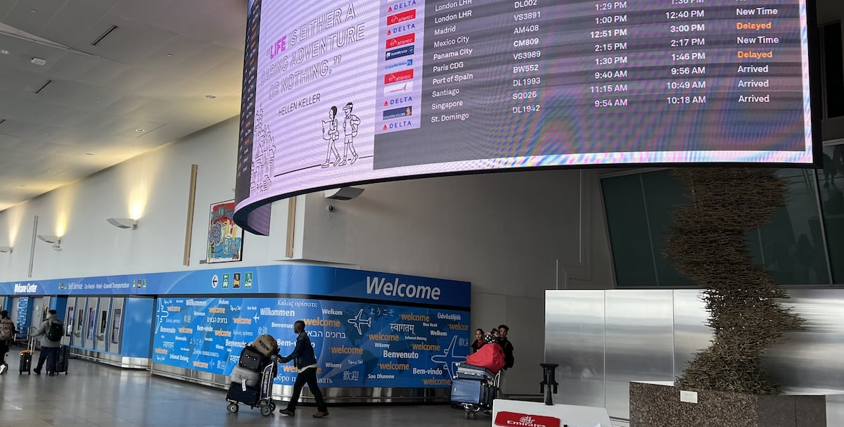 “Parálisis en el cielo azul: El tráfico aéreo se desmorona en el aeropuerto JFK debido al cierre gubernamental”