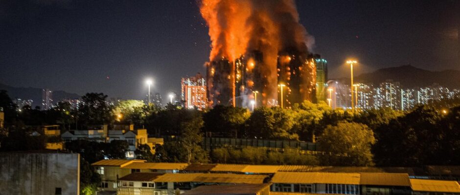 Apagón de Fuego en la Ciudad Celeste: Tragedia que Asfixia a Hong Kong, con 36 Vidas en peligro y 279 Atrapados en el Infierno.