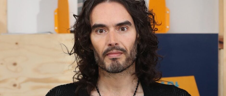 La carrera de Russell Brand se tambalea bajo la sombra de nuevos cargos por abuso sexual y acoso