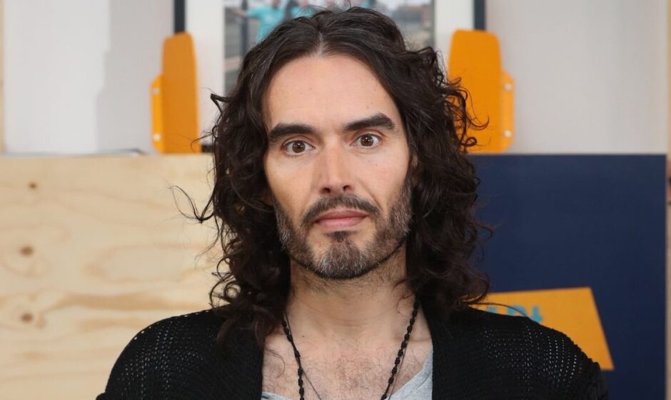 La carrera de Russell Brand se tambalea bajo la sombra de nuevos cargos por abuso sexual y acoso