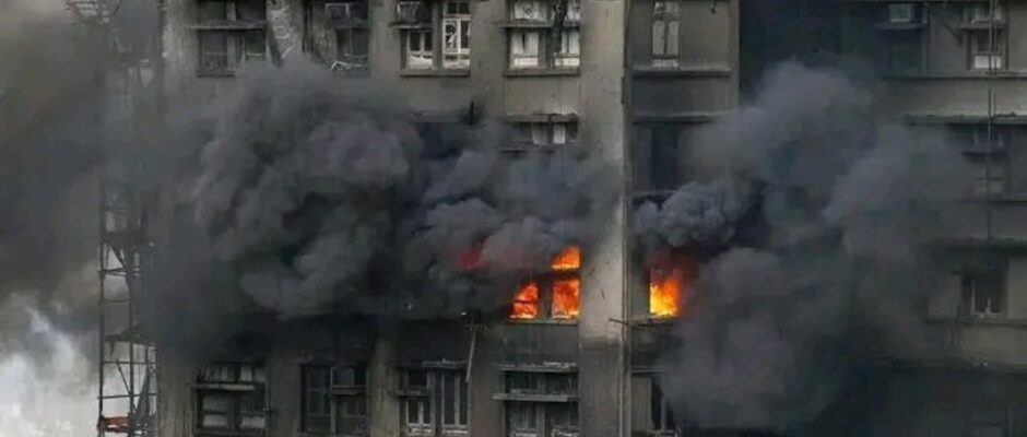 Después de intensas labores de búsqueda, autoridades hallan a 144 víctimas del incendio en Hong Kong, pero la lucha contra el tiempo continúa para localizar a otros 150 desaparecidos.